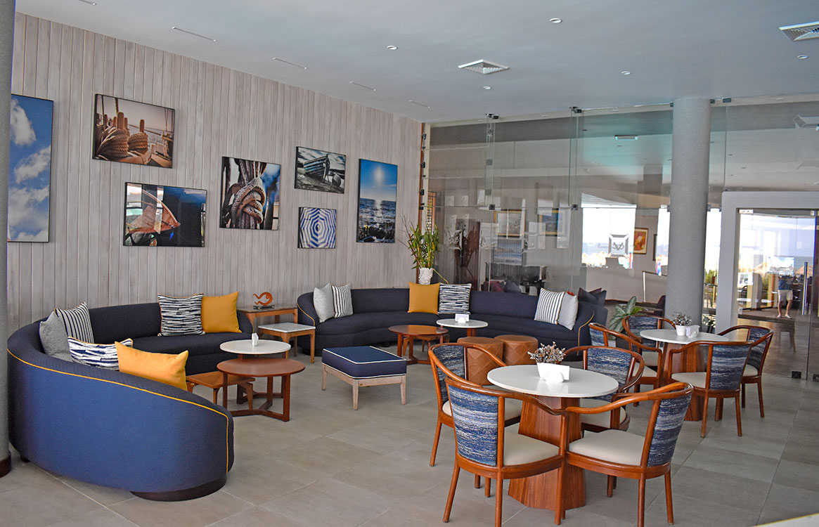 Salón del Bar Marino con sillones azules