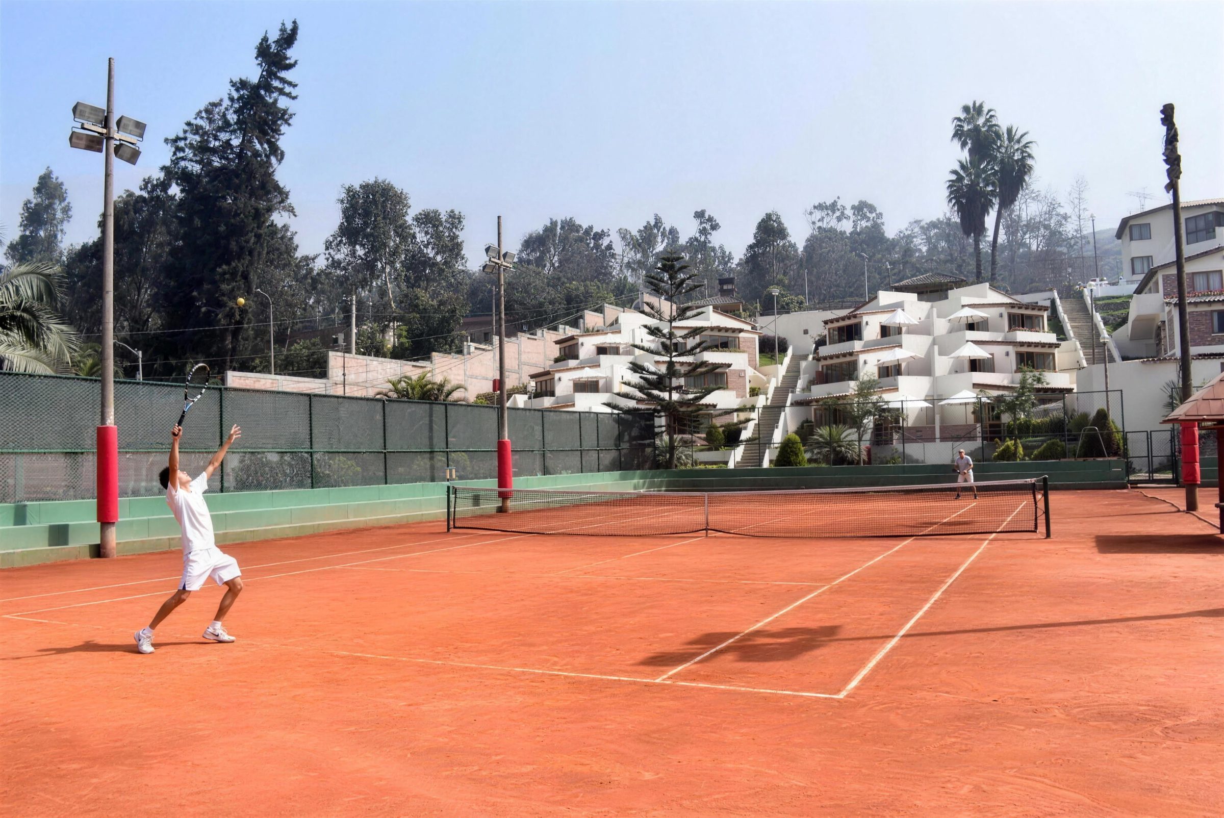 Las canchas de tenis de la sede de Chosica, rodeadas de árboles y cerros, bajo el sol del valle
