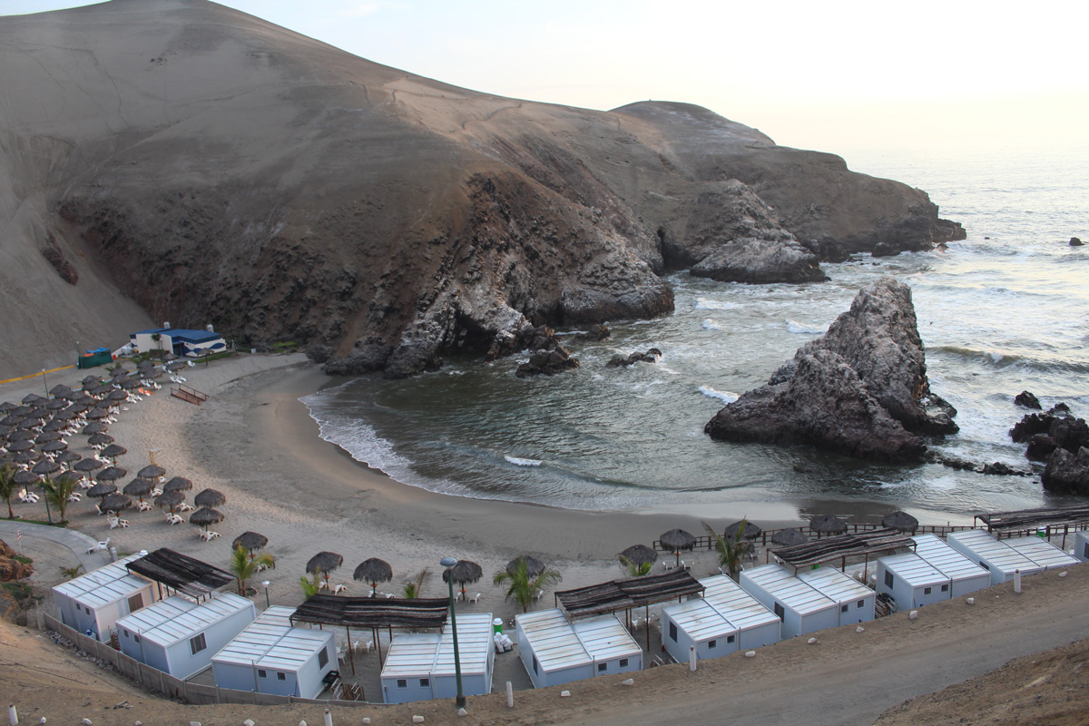 Vista de la caleta con los bungalows en primer plano