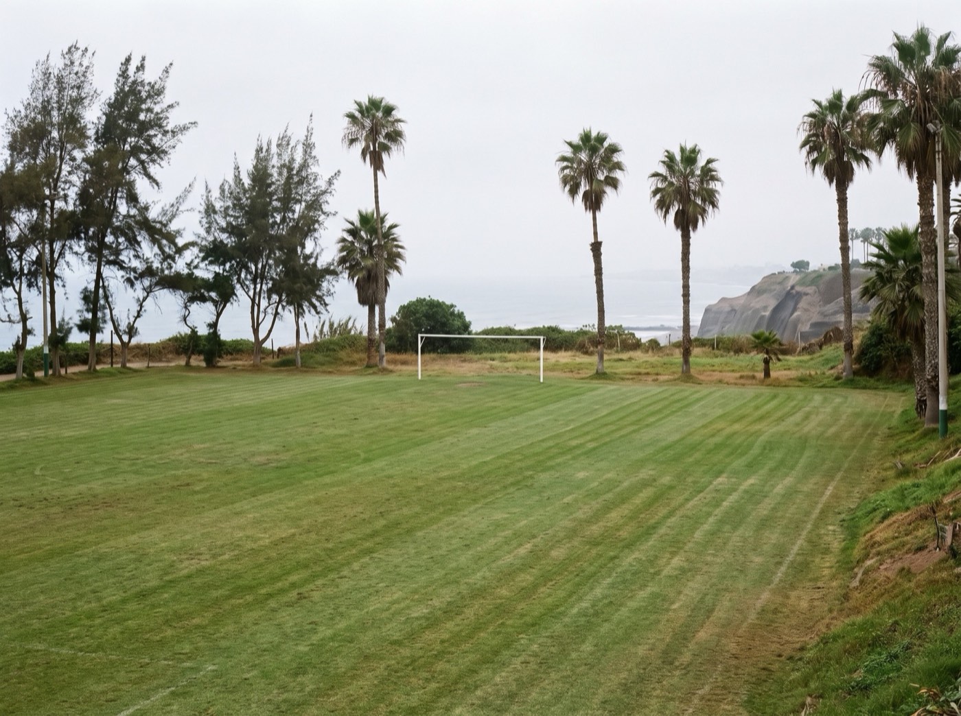 Cancha de fútbol de grass natural del club, frente al mar