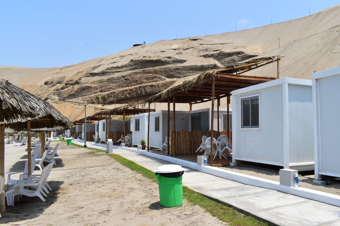 Bungalows junto a la playa en un día de sol
