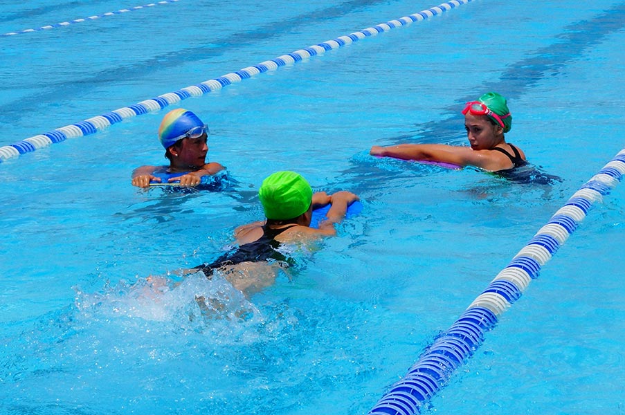 Nadadores en la piscina del club