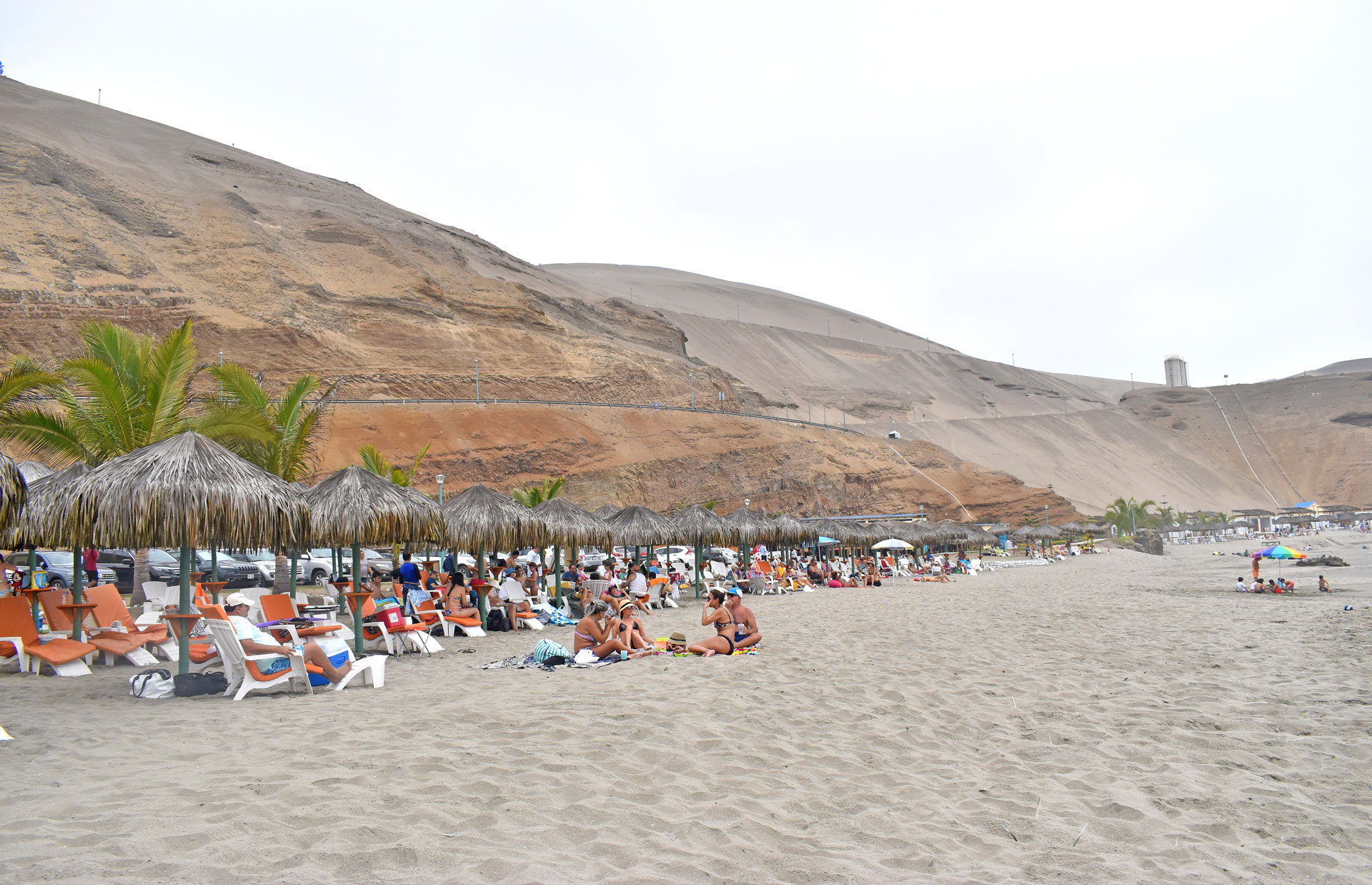Socios y familias en la playa de Villa Sur