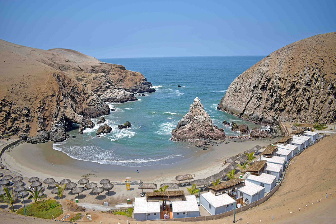 Familias en la playa de Villa Sur